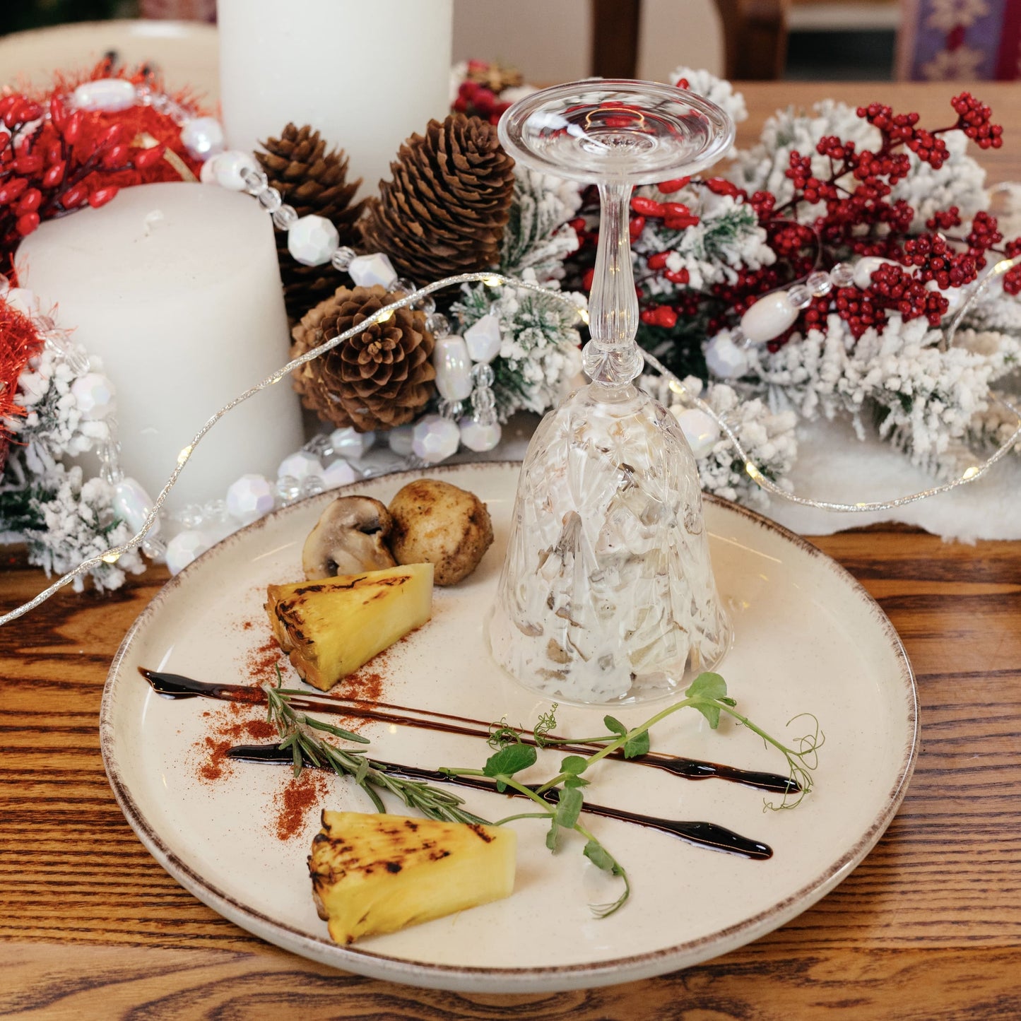 Салат «Тропічна курочка» з ананасом та грибочками