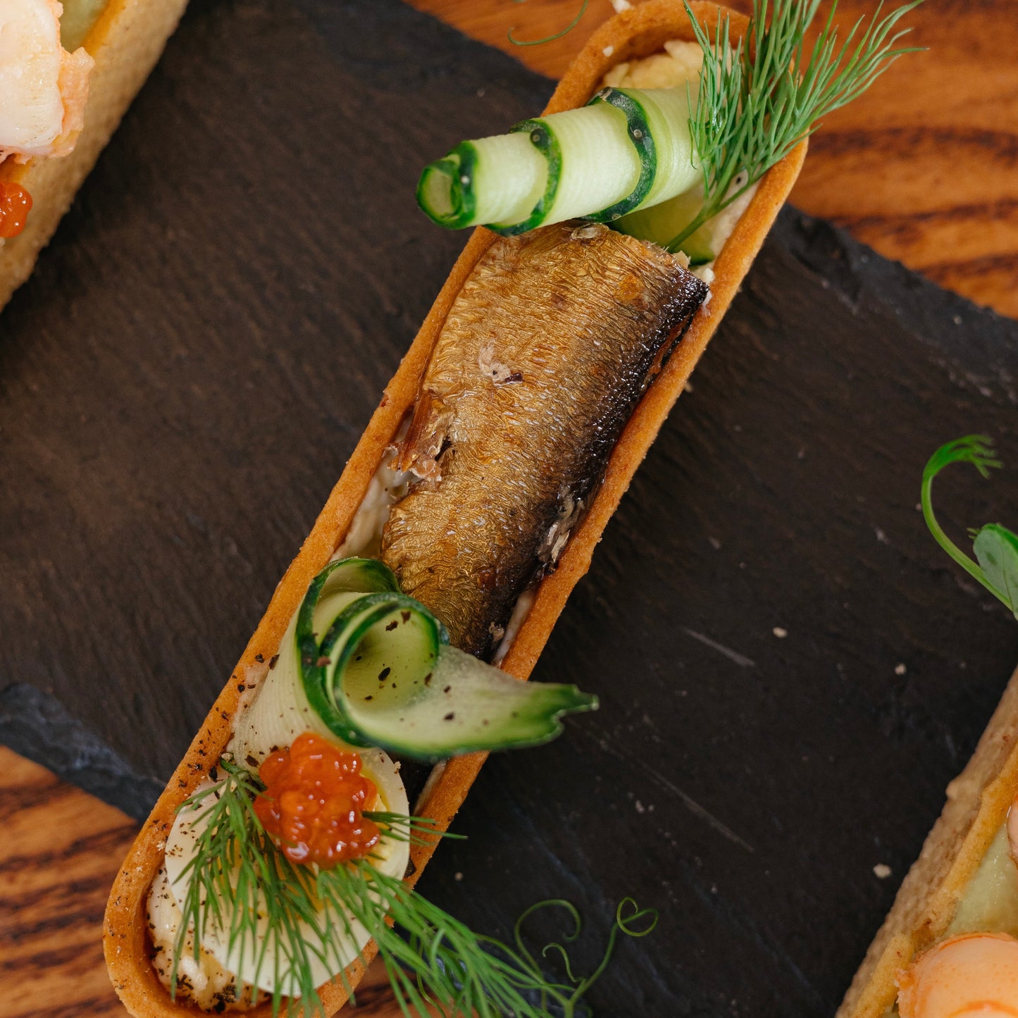 Тарт зі шпротою та огірком