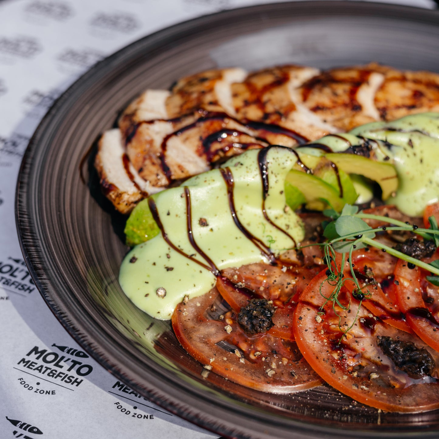 Куряче філе з авокадо та томатами