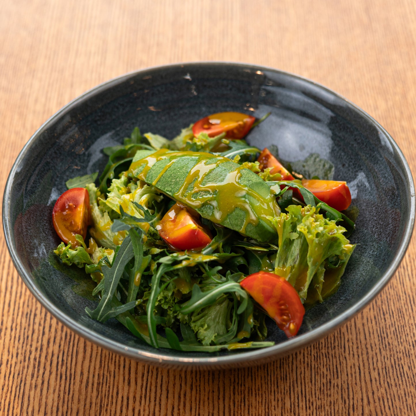 Зелений салат iз авокадо та медово-гiрчичною заправкою