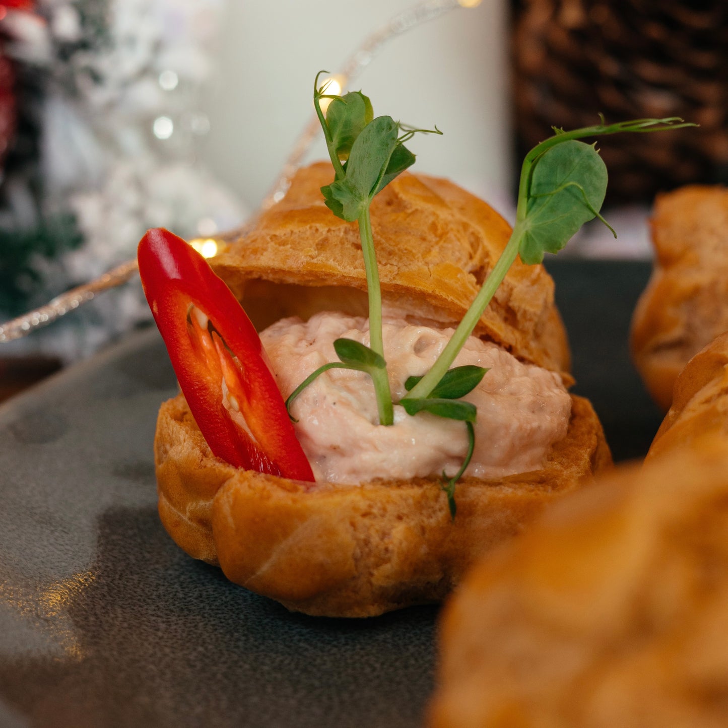 Профітроль із фірмовим мусом з лососем