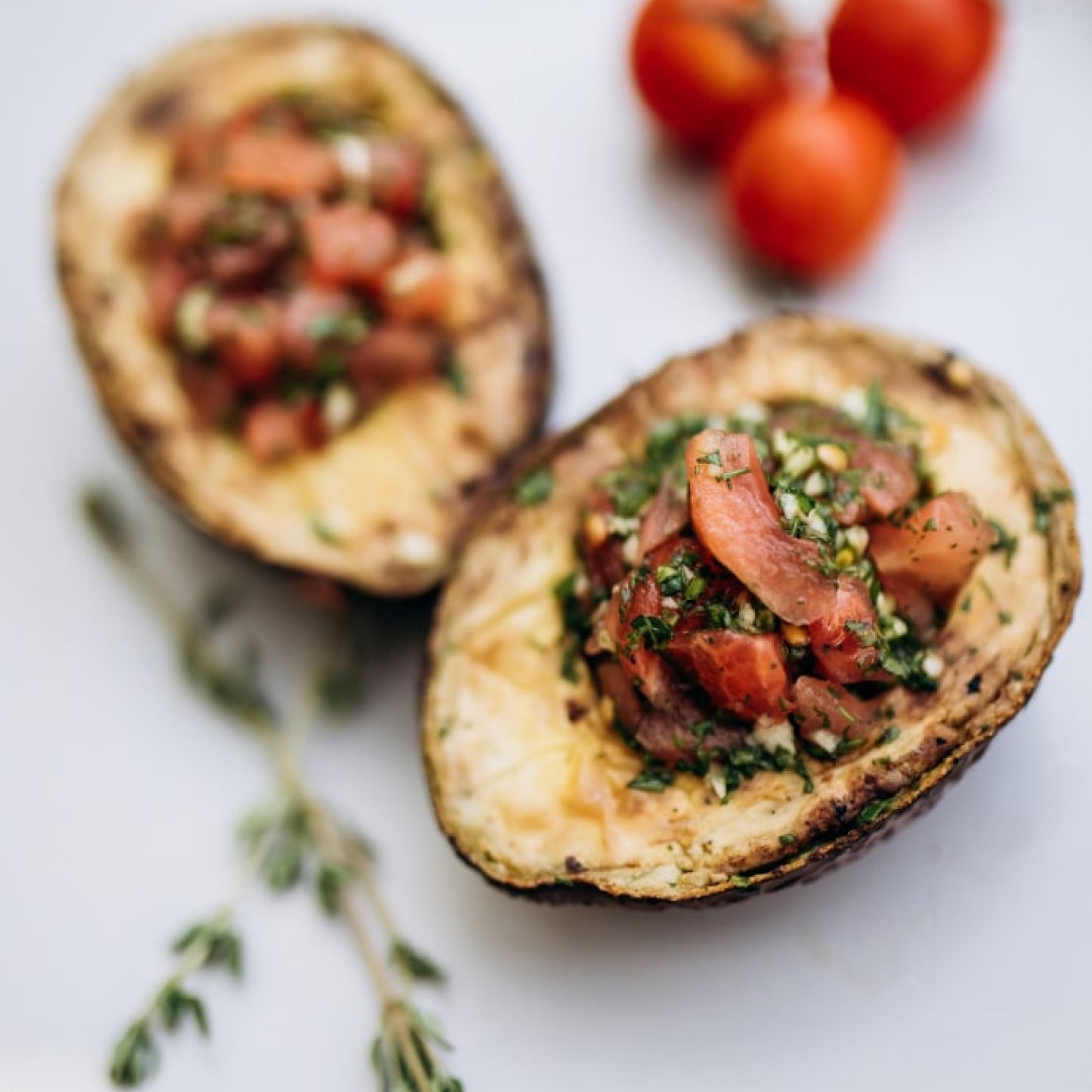 Авокадо з томатною сальсою